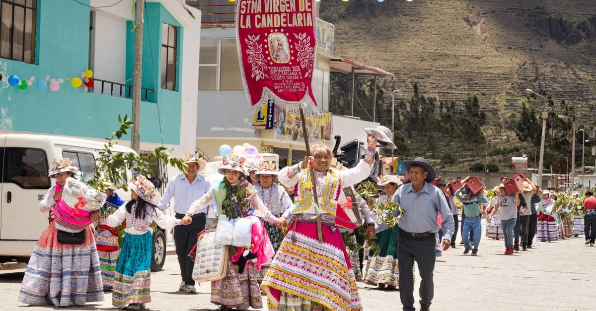 Parade culturelle vibrante avec des costumes traditionnels à Caylloma, Arequipa, Pérou.