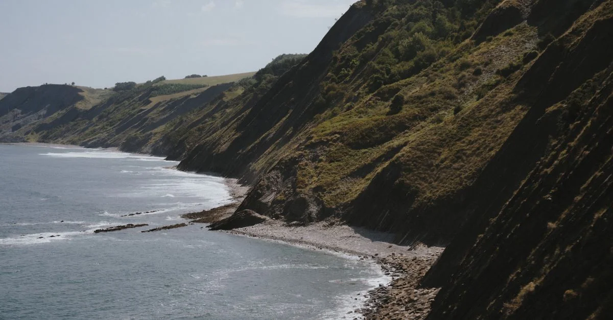 Falaises côtières et vagues océaniques à couper le souffle près de Saint-Sébastien, au Pays basque.