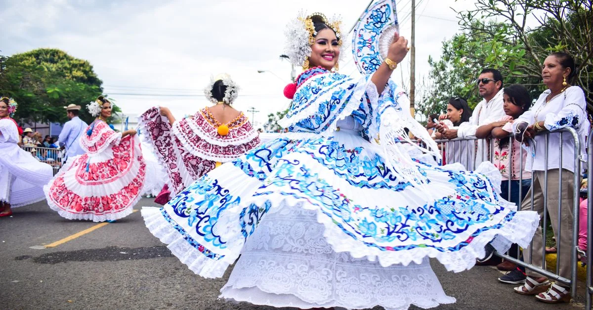 Performance de danse traditionnelle colorée à Los Santos, Panamá mettant en avant des costumes vibrants et le patrimoine culturel.