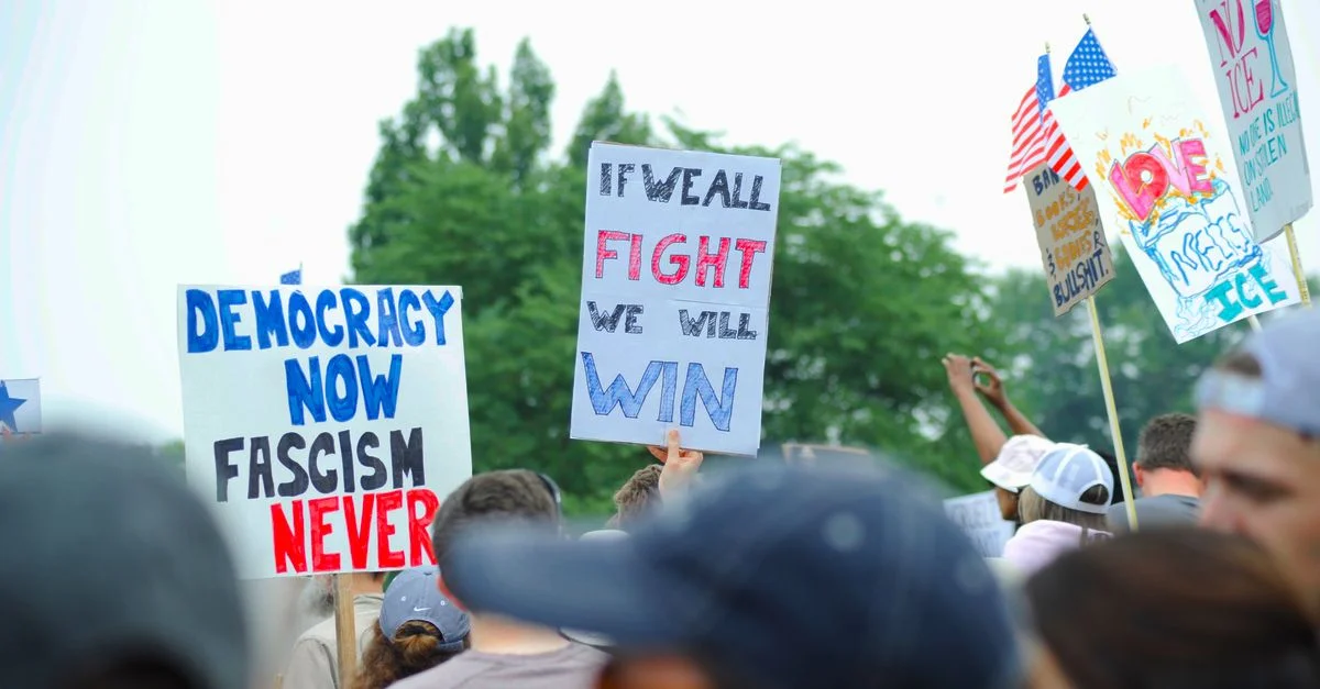 Des manifestants se rassemblent avec des pancartes prônant la démocratie et rejetant le fascisme lors d'un rassemblement à Baltimore.