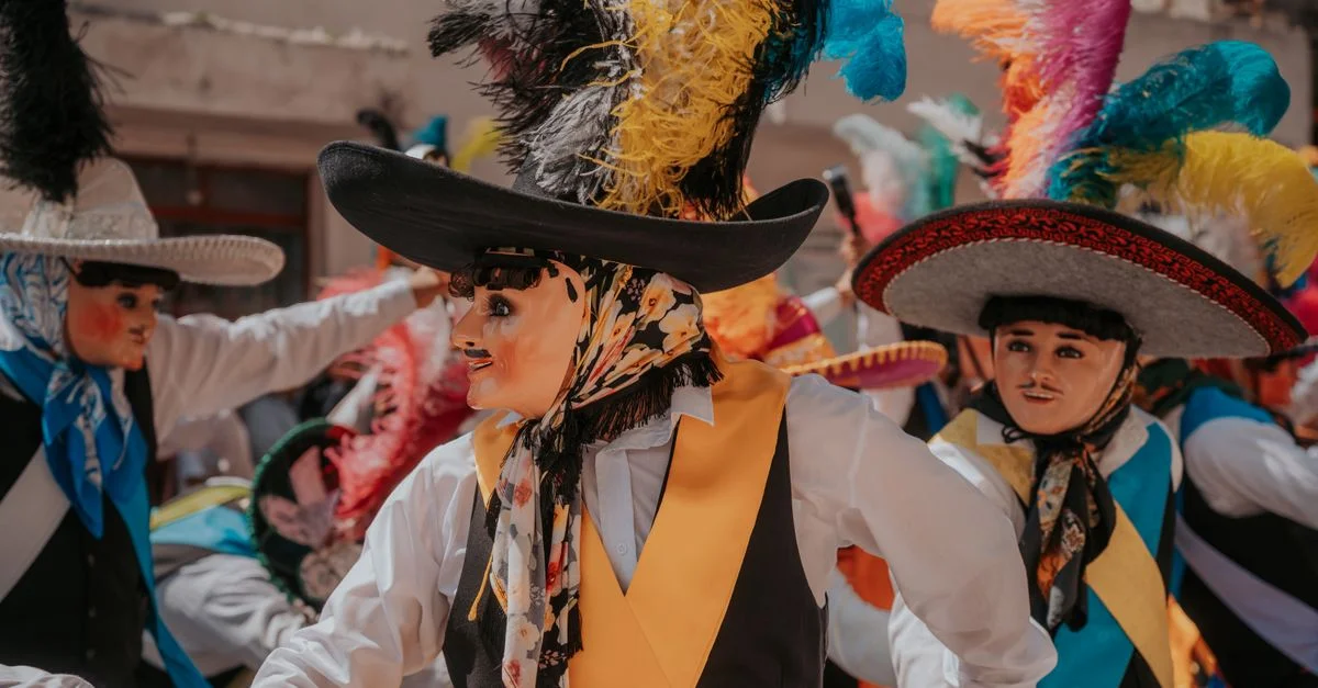 Costumes et masques éclatants lors d'un défilé traditionnel à Puebla, au Mexique.